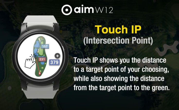 Golfer, der die GolfBuddy AIM W12 GPS Golf Uhr auf dem Platz benutzt.