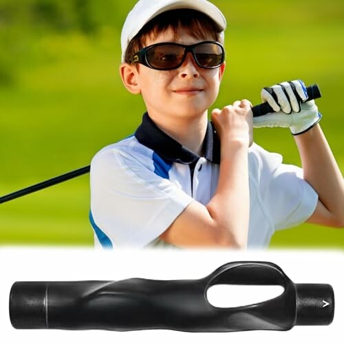 Junge spielt Golf mit Golfschläger