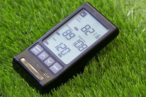 Digitales Thermometer auf Gras liegend.