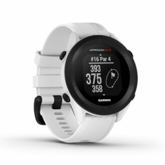 Weiße Garmin-Smartwatch mit Golfplatz-Display.