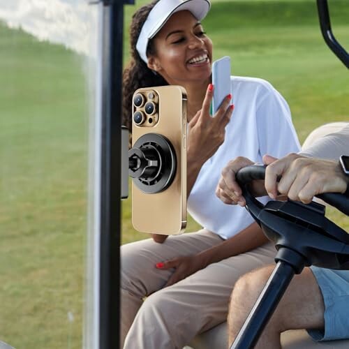 Frau in Golfwagen mit Handyhalter
