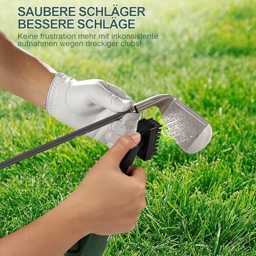 Reinigung eines Golfschlägers mit einer Bürste auf dem Rasen.