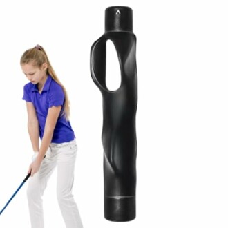 Mädchen beim Golftraining mit einem Schwungtrainer