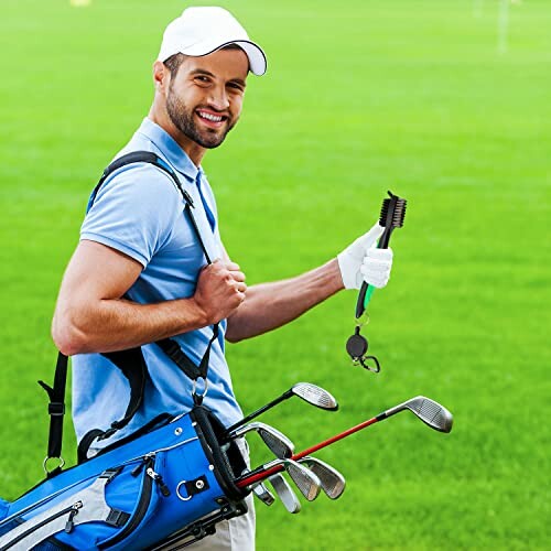 Golfer mit blauem Golfbag auf grünem Rasen
