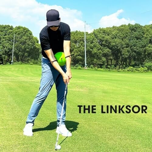 Golfer übt seinen Schwung auf dem Platz.