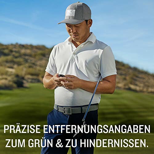 Golfer mit GPS-Gerät für Entfernungsangaben