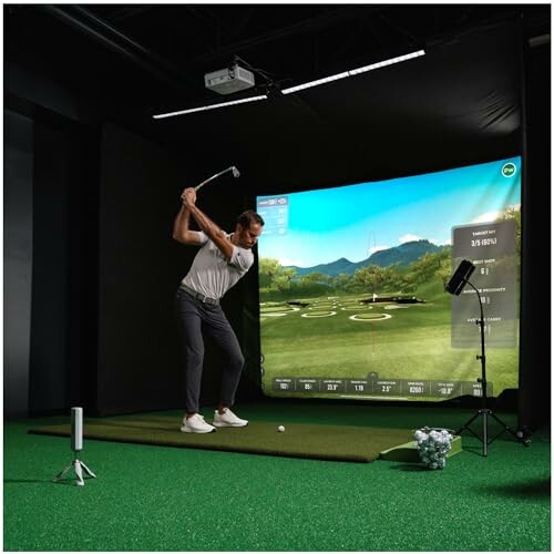Mann spielt Golf mit Simulator in Innenraum.